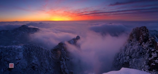 黄山金色雪景奇观，冬日的童话与自然的魔法展现