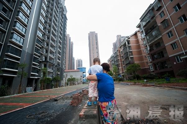 长沙某小区地面突发下沉，深度逾两米引发关注