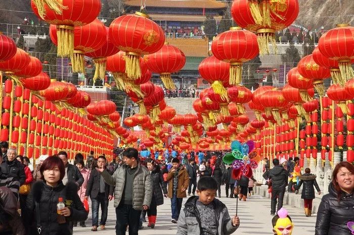 庙会融合，祈福与商业空间的交织体验