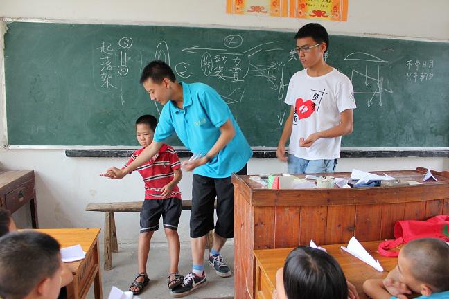 社会实践活动，提高学生社会能力的关键途径