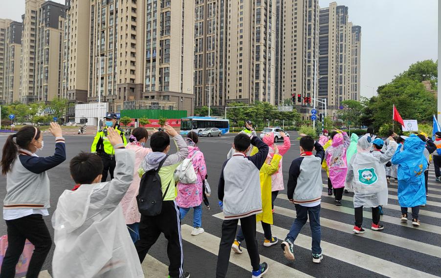 雨后泥泞小道的趣味步伐调节指南