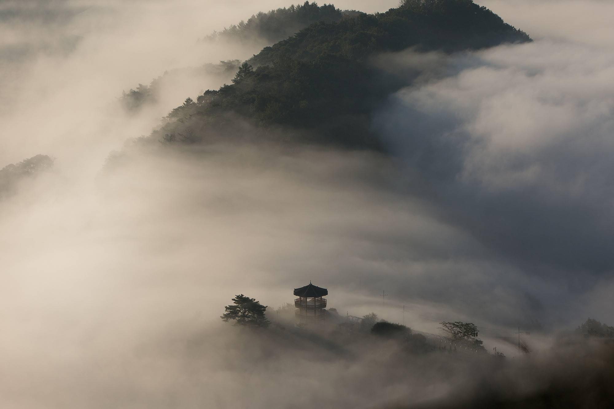 云雾缭绕山巅的动静相宜观赏之旅