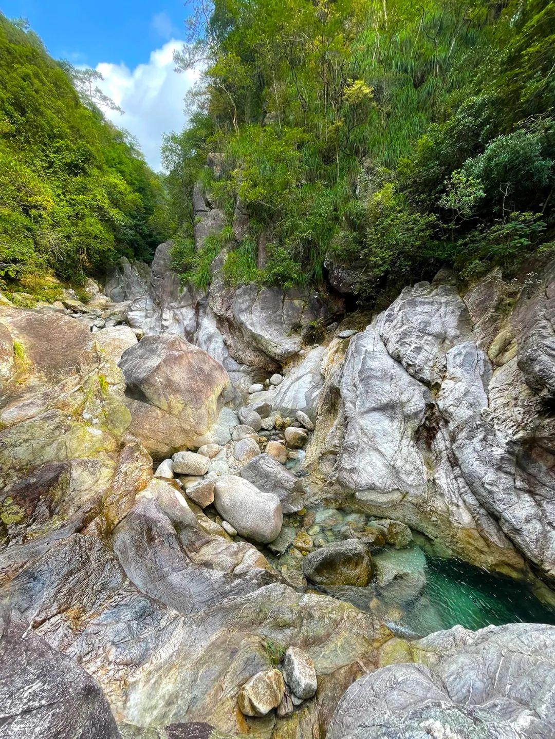 溪谷冰冷水流的触摸瞬间